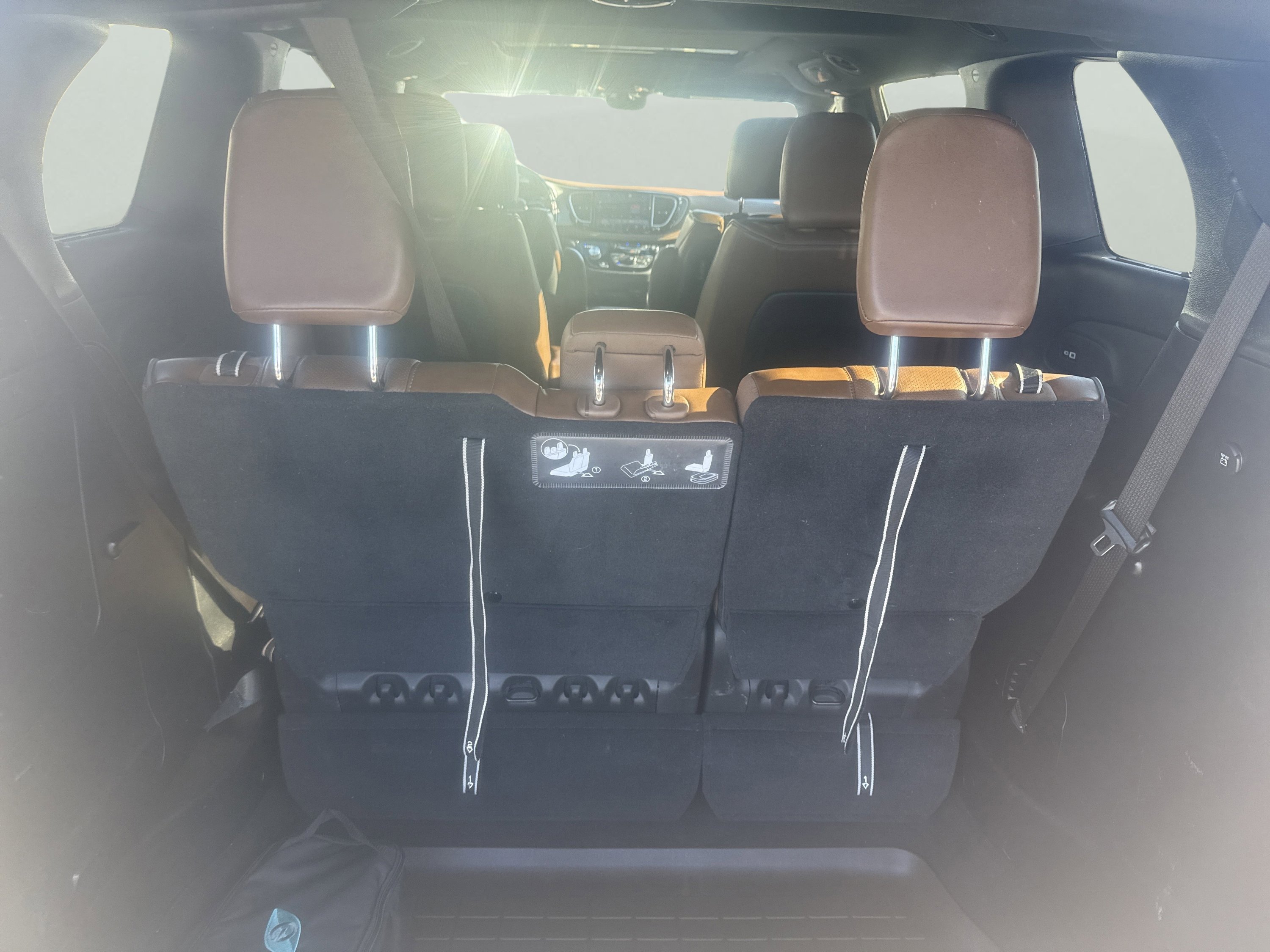 Used 2021 Chrysler Pacifica Limited w/ Uconnect Theater Family Group image 9