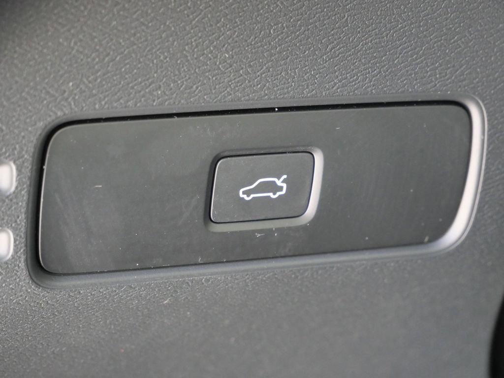 Used 2024 Volvo XC40 B5 Core image 33