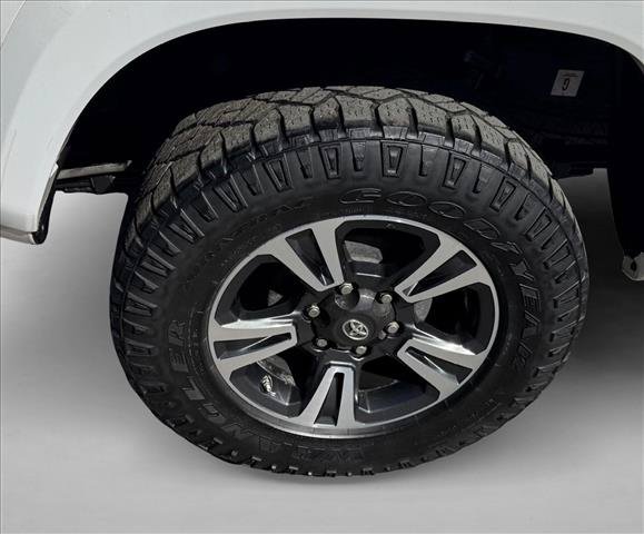 Used 2017 Toyota Tacoma TRD Sport w/ Premium & Technology Package AWD/4WD image 9