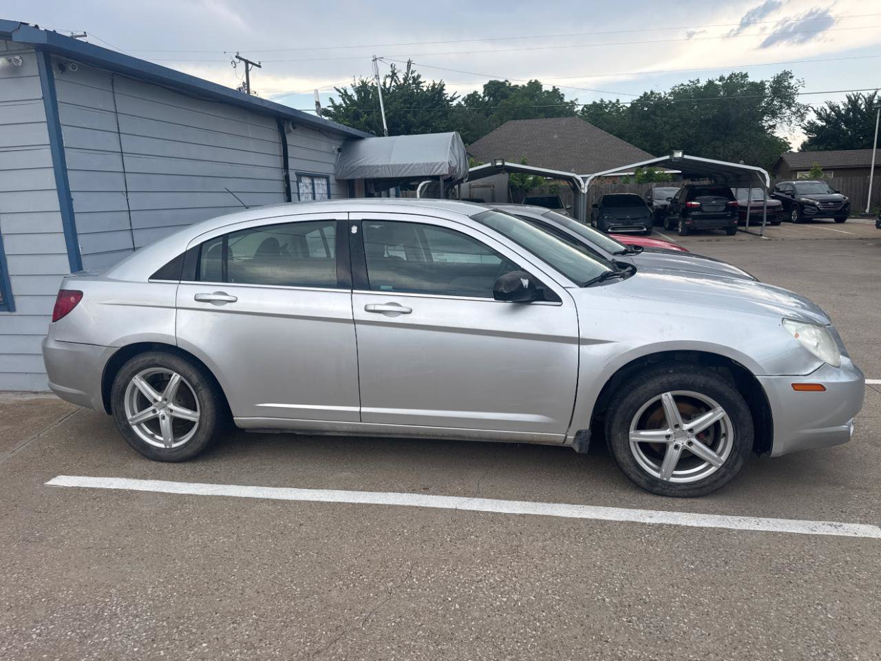 Used 2010 Chrysler Sebring Touring FWD image 4