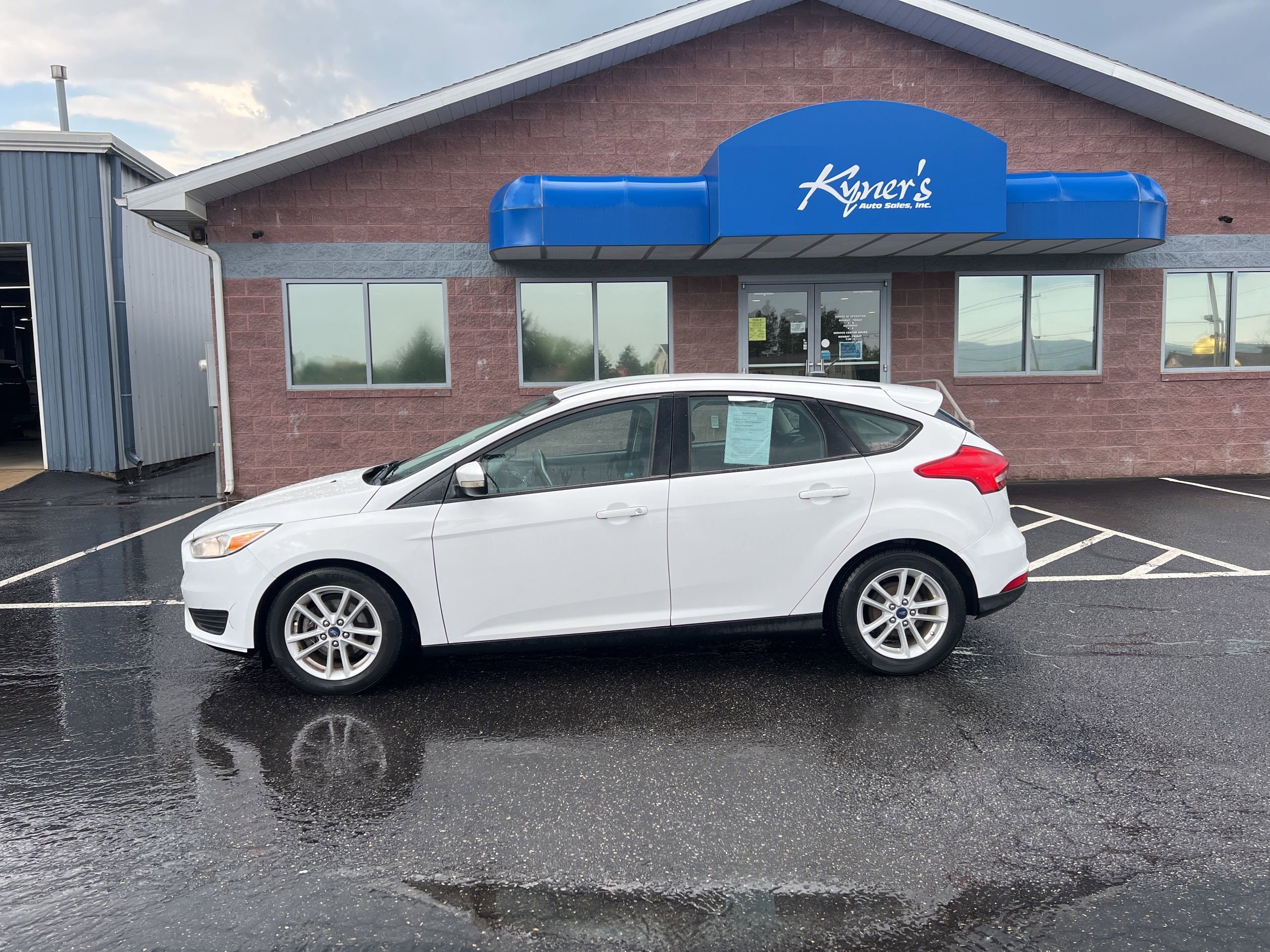 Used 2017 Ford Focus SE FWD image 3