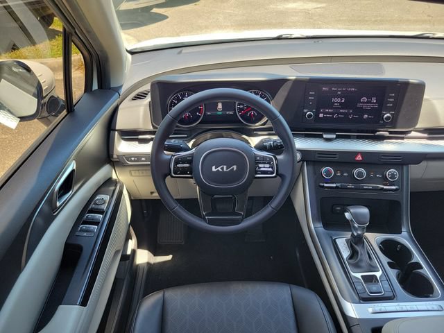 Used 2024 Kia Carnival LX FWD image 11