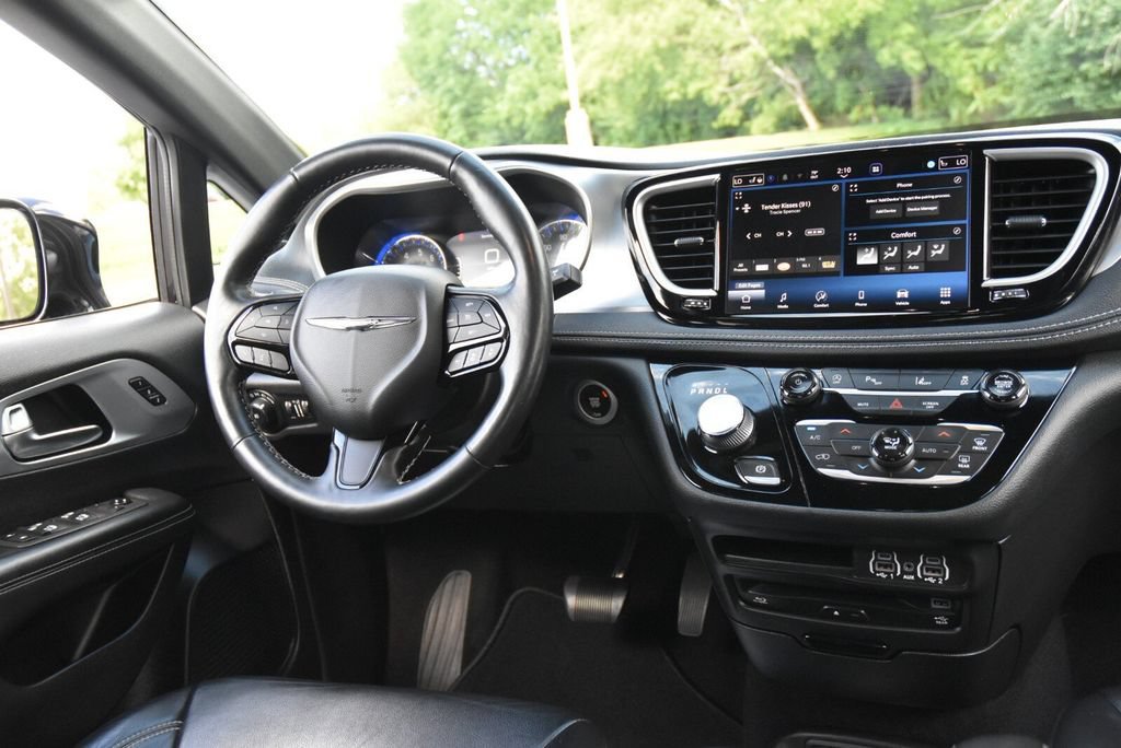 Used 2021 Chrysler Pacifica Touring-L w/ Uconnect Theater Family Group FWD image 39