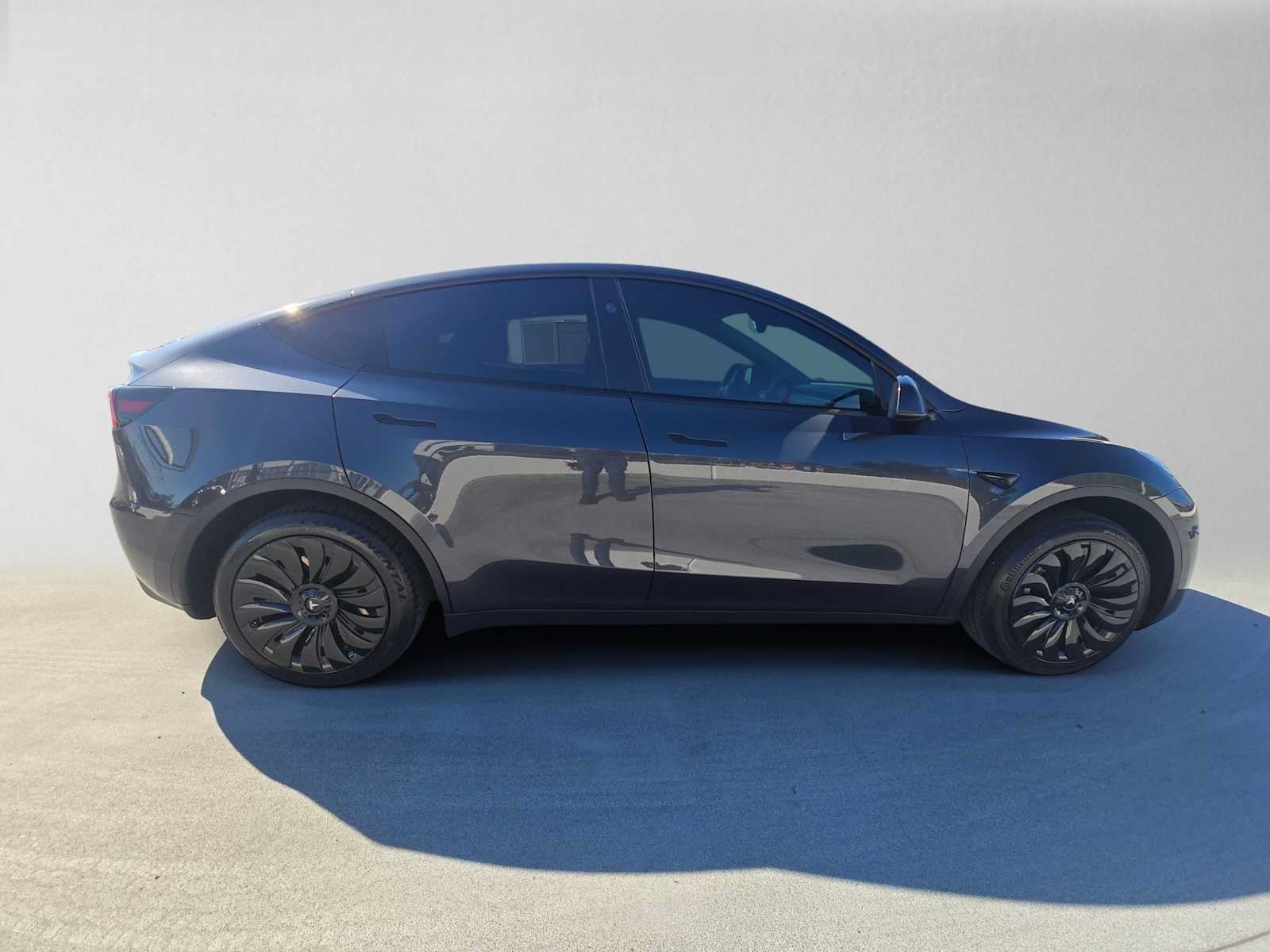 Used 2025 Tesla Model Y Long Range RWD image 2