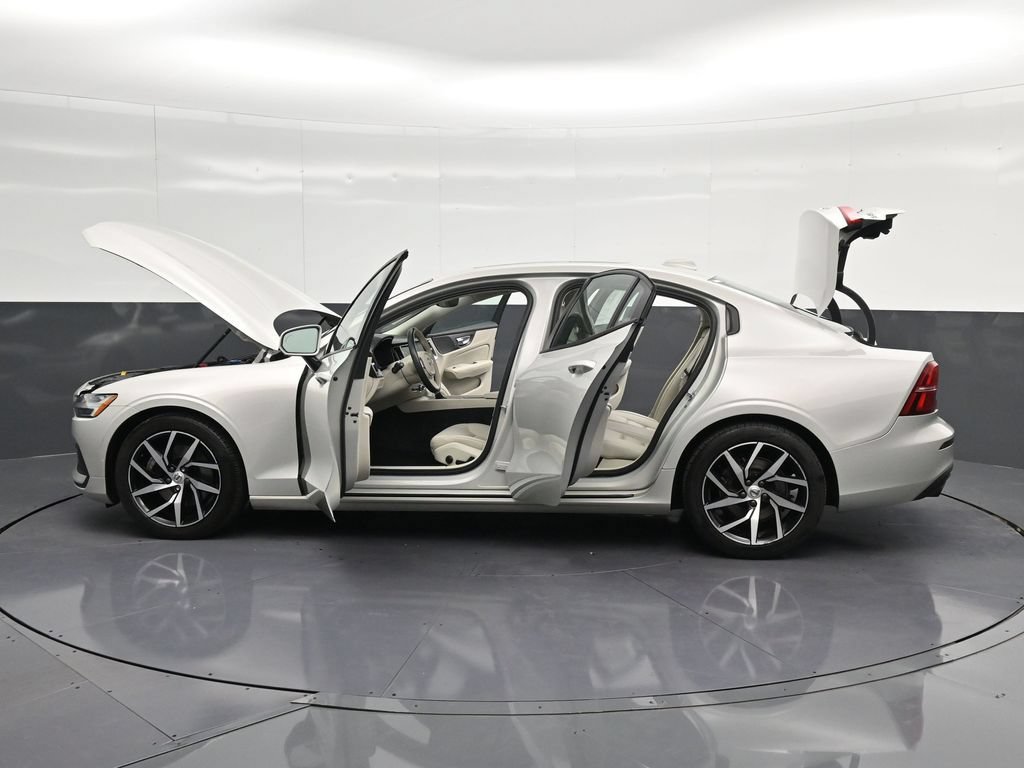Used 2020 Volvo S60 T5 Momentum FWD image 32