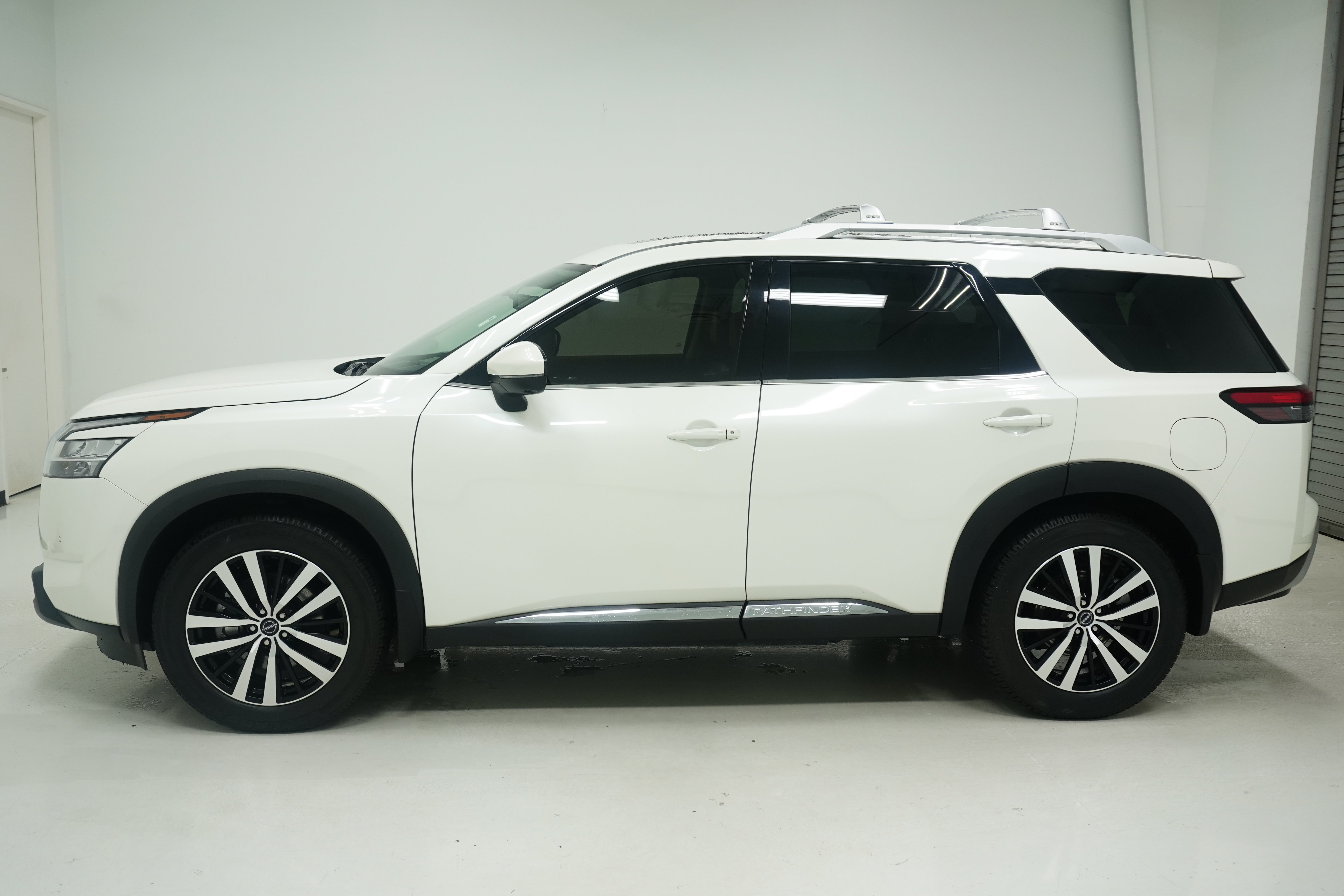 Used 2023 Nissan Pathfinder Platinum w/ Lighting Package (N93) FWD image 7