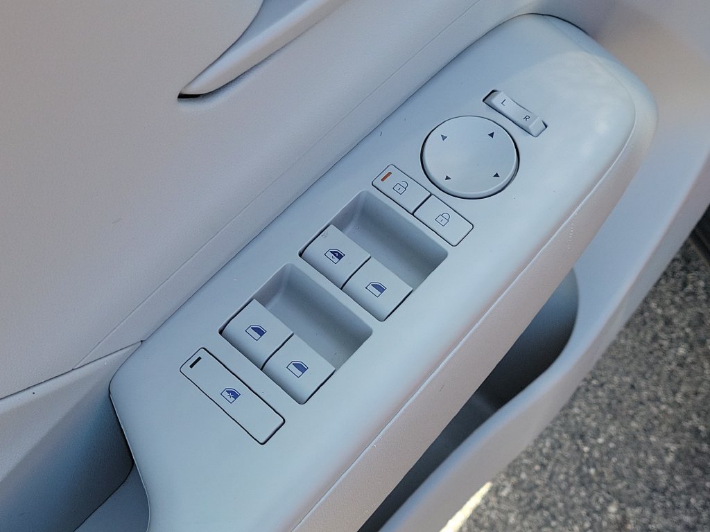 Used 2025 Hyundai Kona SE FWD image 17