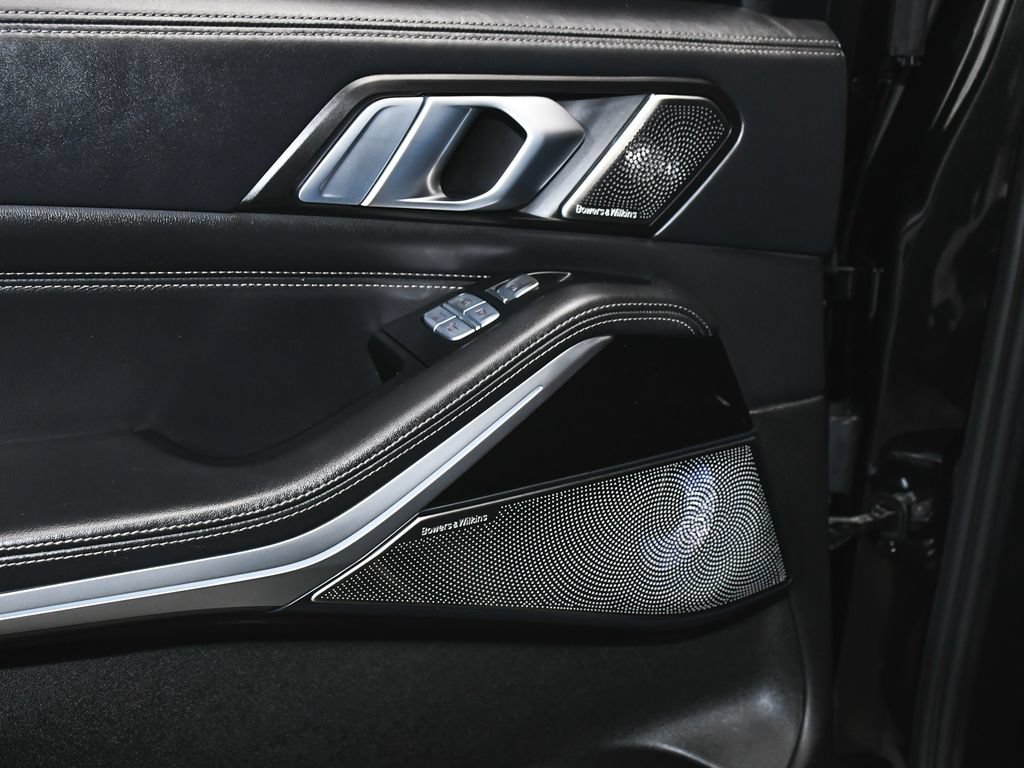 Used 2021 BMW X7 M50i w/ Dynamic Handling Package AWD/4WD image 14