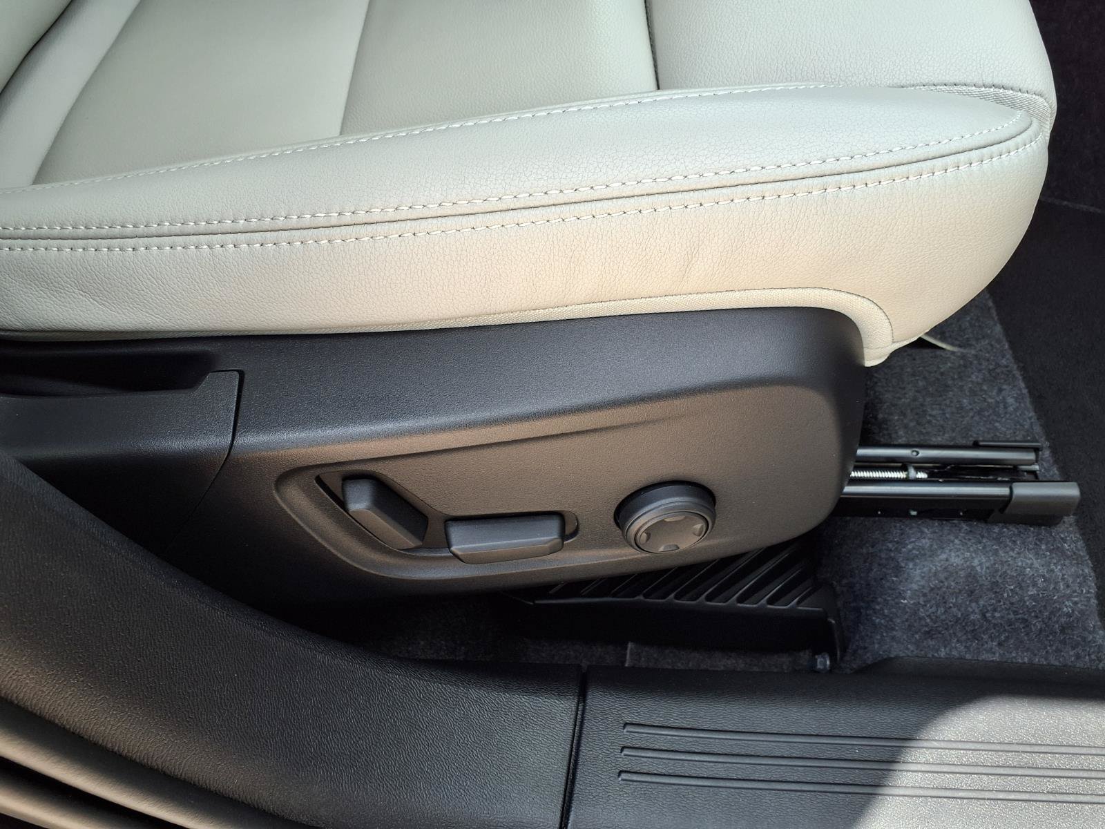 Certified 2025 Volvo XC40 B5 Ultra AWD/4WD image 12
