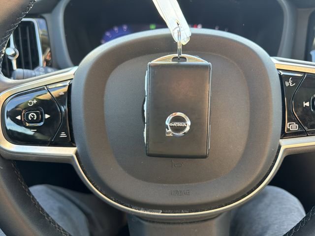 Used 2023 Volvo XC60 B5 Plus image 31