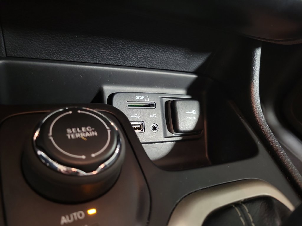 Used 2018 Jeep Cherokee Limited AWD/4WD image 20