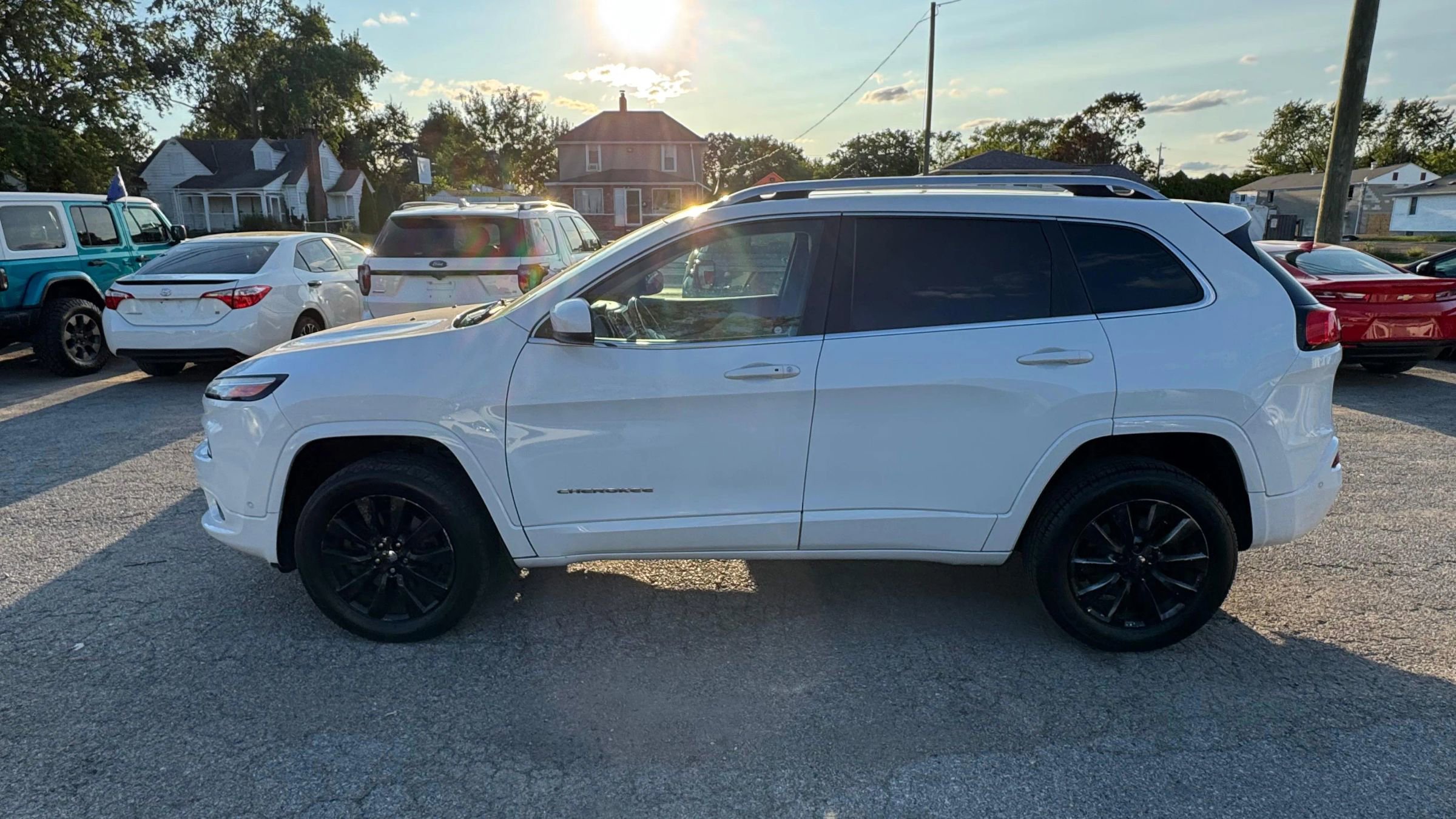Used 2017 Jeep Cherokee Overland w/ Technology Group image 2