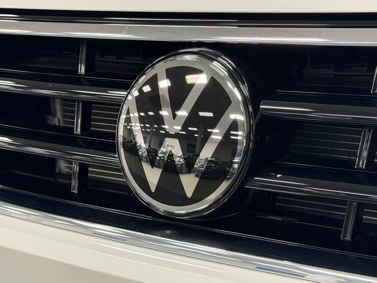 Used 2024 Volkswagen Tiguan SE R-Line FWD image 7