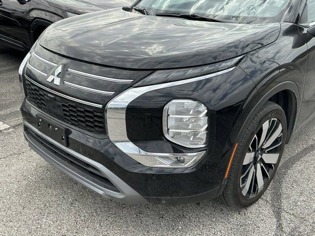 Used 2025 Mitsubishi Outlander SE image 14