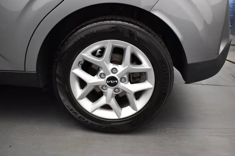 Used 2025 Kia Soul LX w/ LX Technology Package FWD image 34
