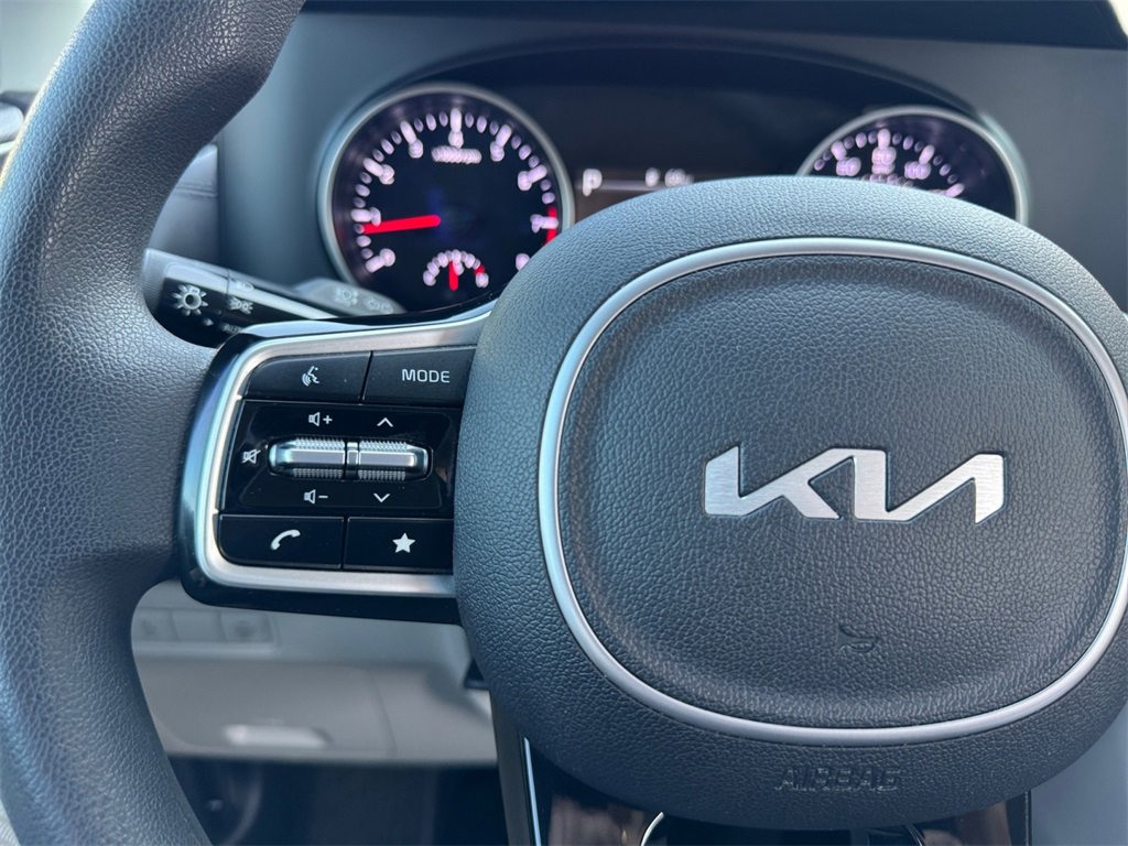 Used 2022 Kia Carnival LX image 22