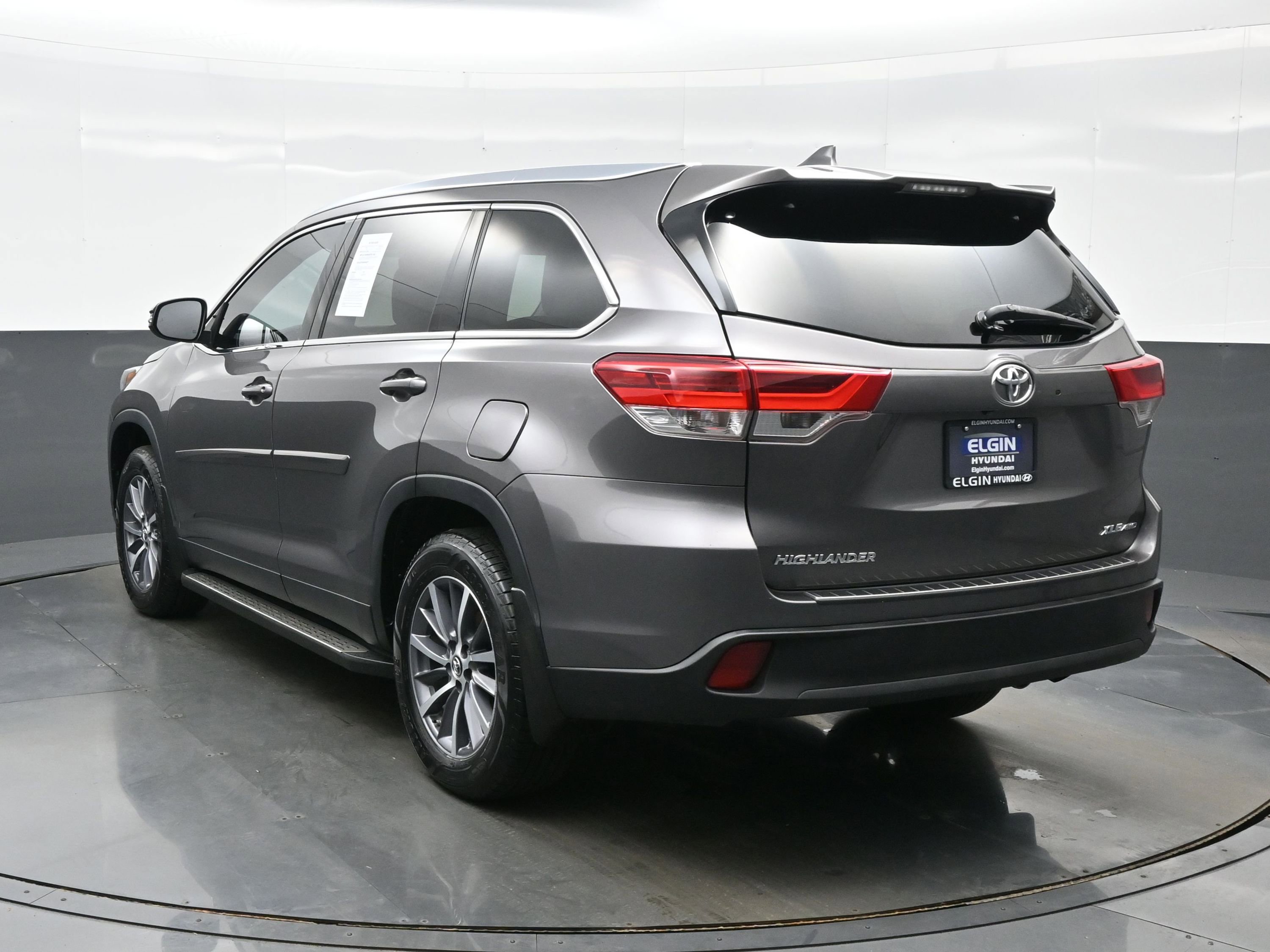 Used 2019 Toyota Highlander XLE AWD/4WD image 4