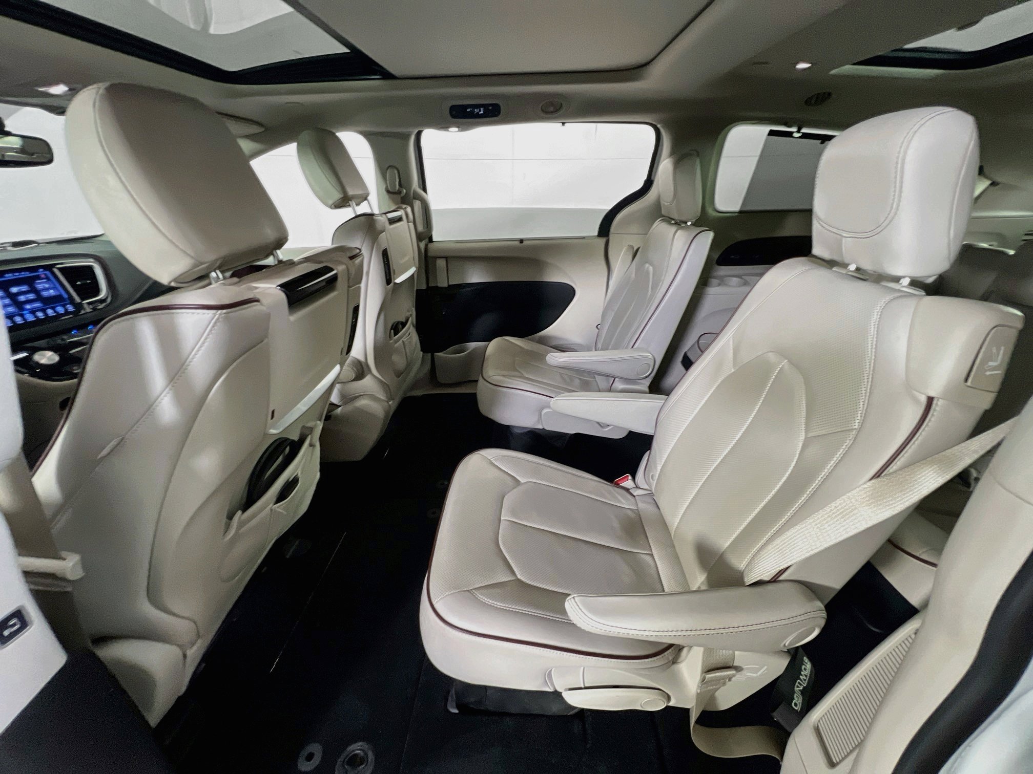 Used 2017 Chrysler Pacifica Limited w/ UConnect Theater Package FWD image 25