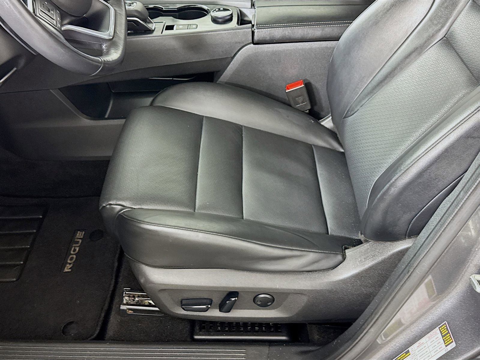 Used 2022 Nissan Rogue SV w/ SV Premium Package image 14