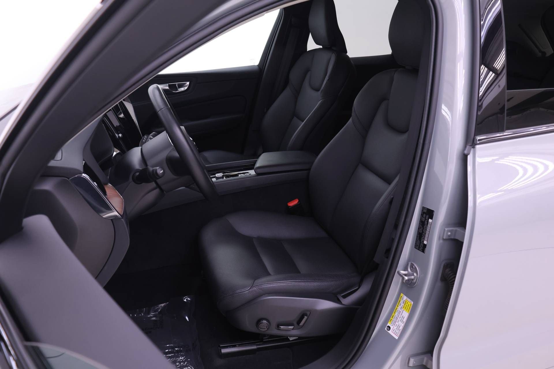 Certified 2024 Volvo XC60 T8 Plus w/ Climate Package AWD/4WD image 7
