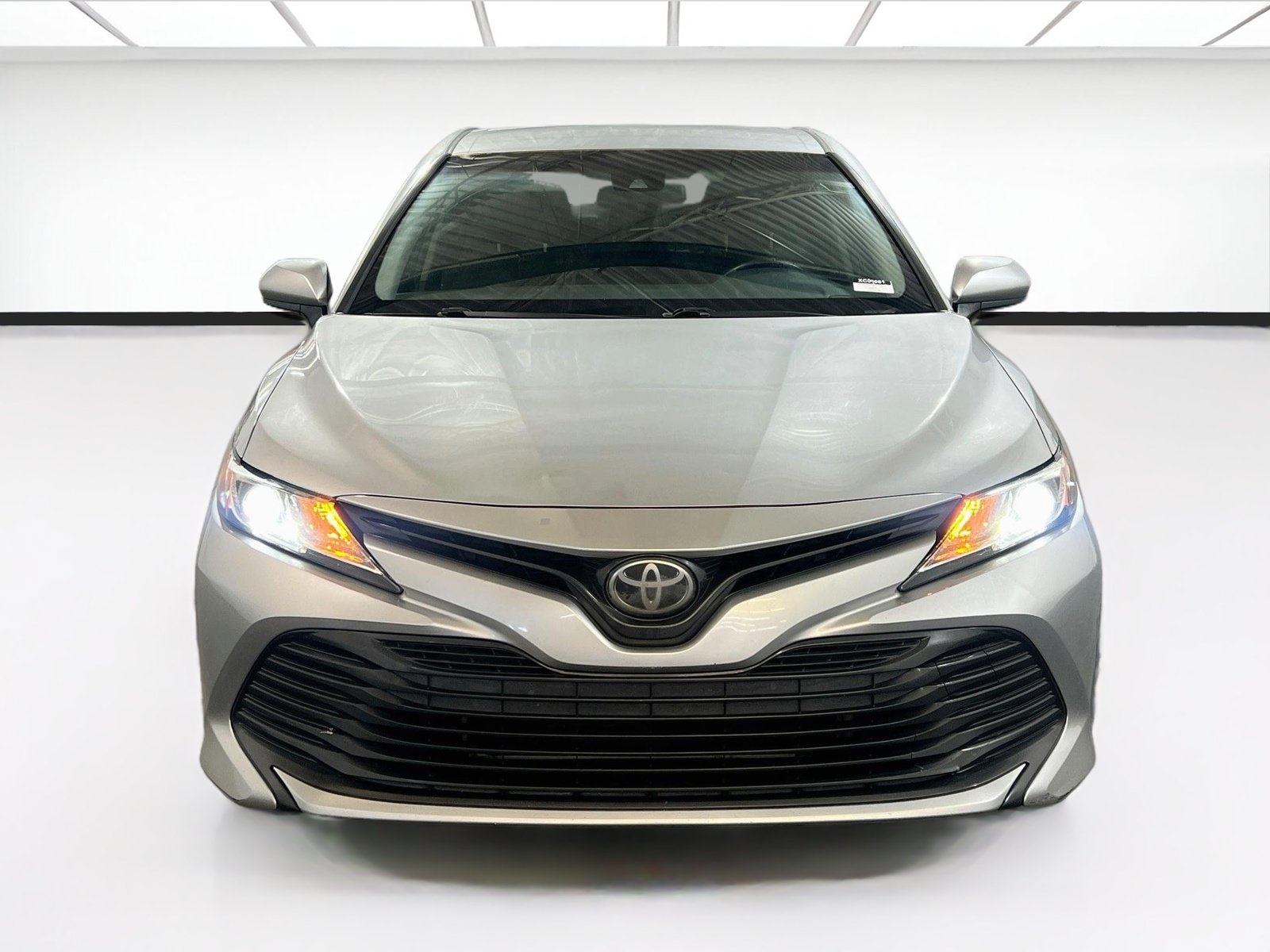 Used 2018 Toyota Camry LE FWD image 2