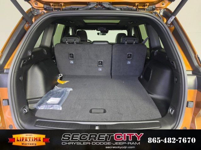 New 2026 Jeep Grand Cherokee Limited w/ Limited Altitude Package AWD/4WD image 32
