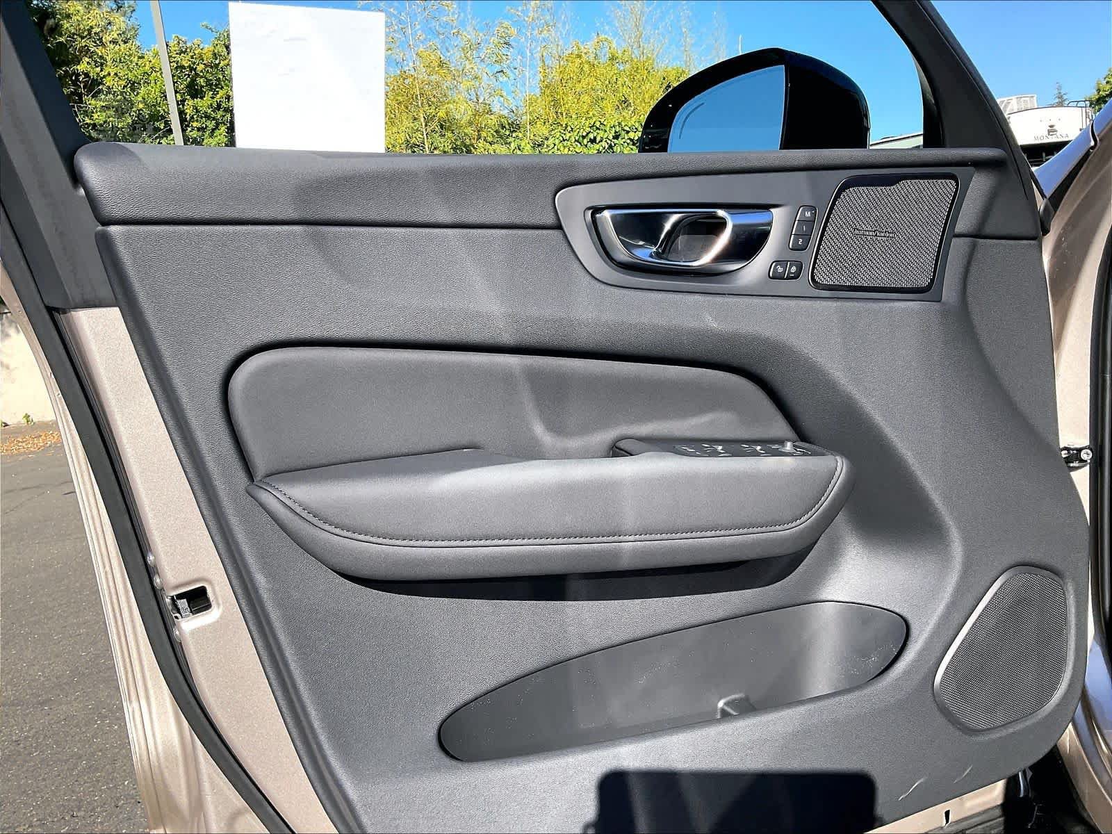 New 2027 Volvo XC60 B5 Plus AWD/4WD image 24