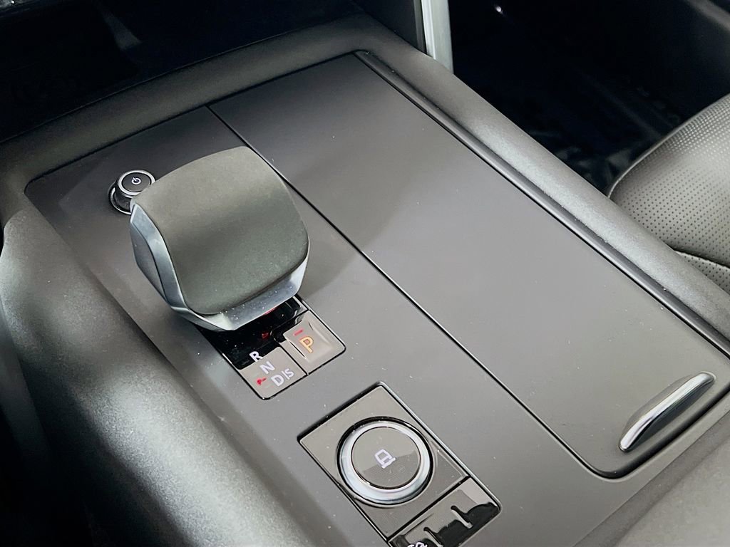 Used 2024 Land Rover Discovery Dynamic SE image 17