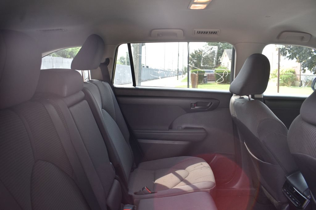 Used 2025 Toyota Highlander LE FWD image 24
