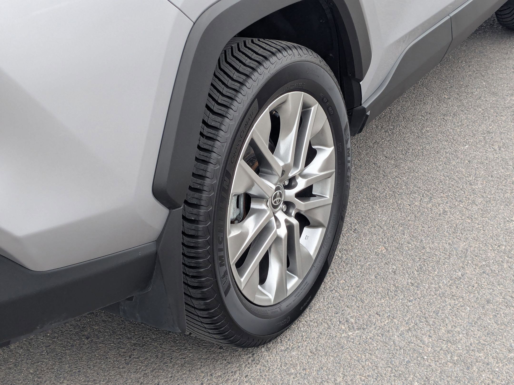 Used 2023 Toyota RAV4 XLE Premium image 12