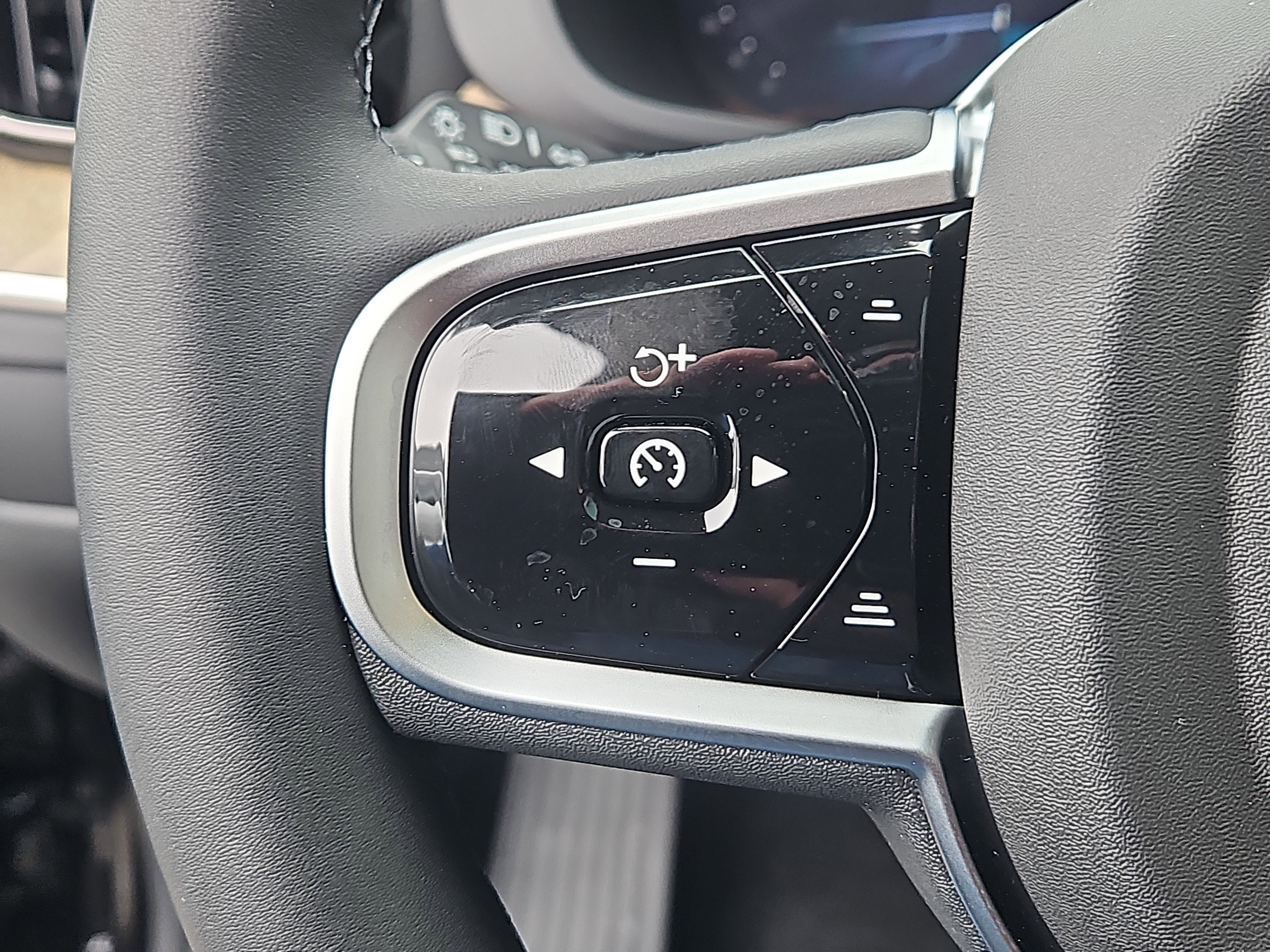 New 2026 Volvo XC60 B5 Ultra w/ Protection Package Premier image 17