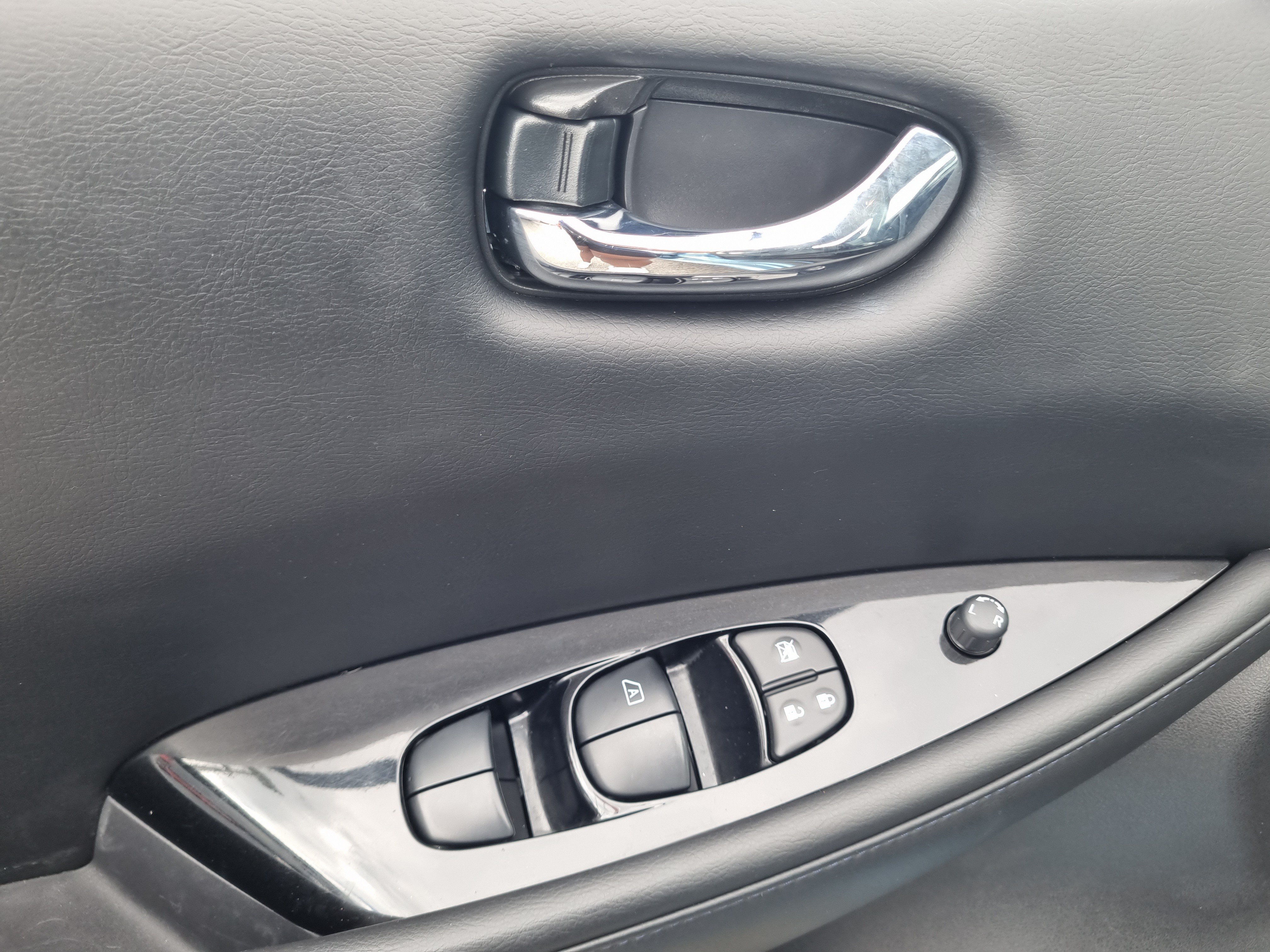 Used 2015 Nissan Leaf SL FWD image 25