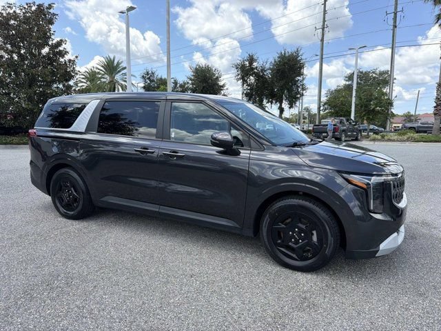 Used 2025 Kia Carnival FWD image 1