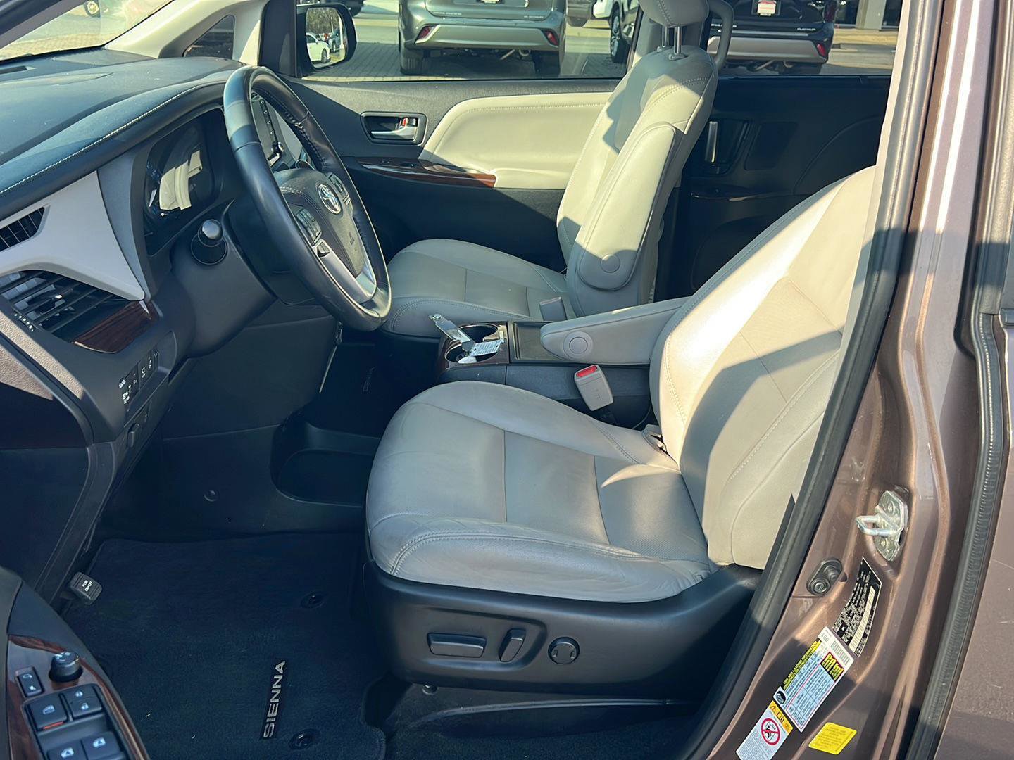 Used 2018 Toyota Sienna Limited Premium image 10