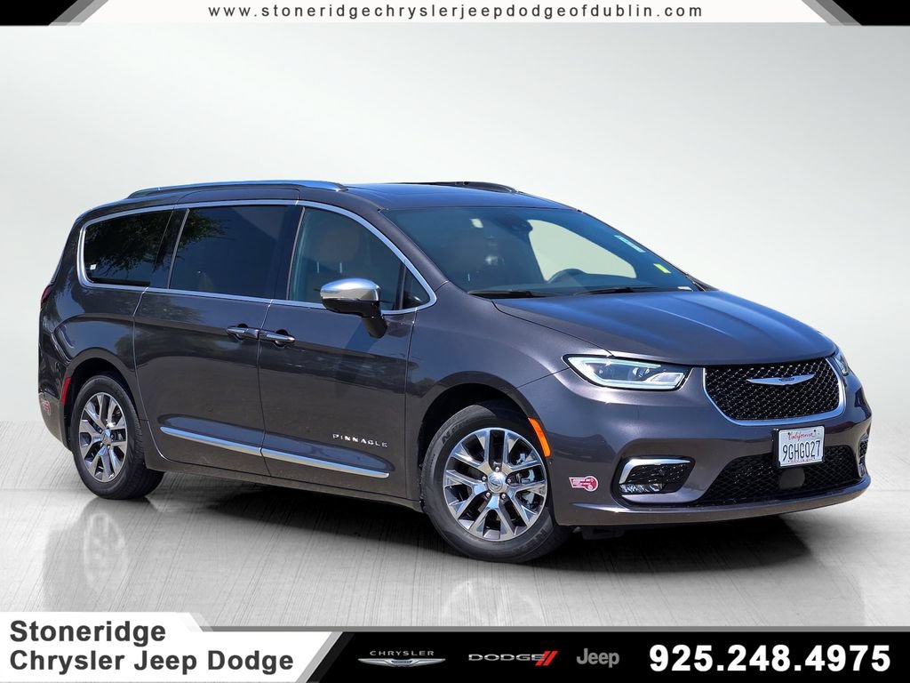 Used 2023 Chrysler Pacifica Pinnacle FWD image 1