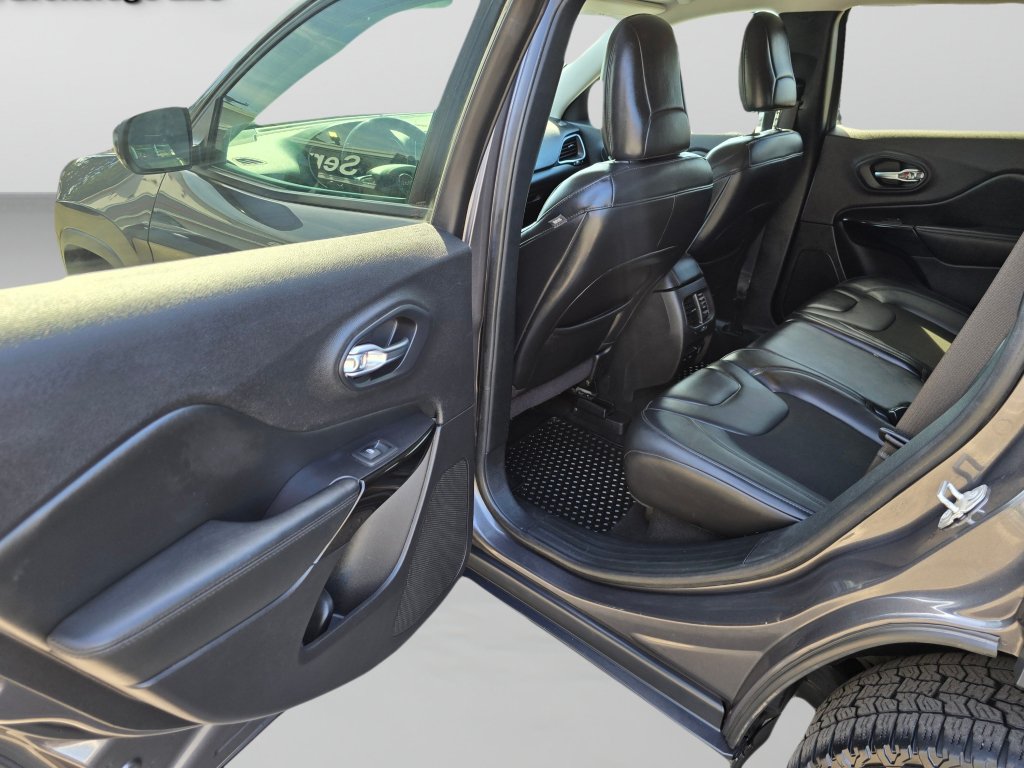 Used 2020 Jeep Cherokee Latitude Plus AWD/4WD image 23
