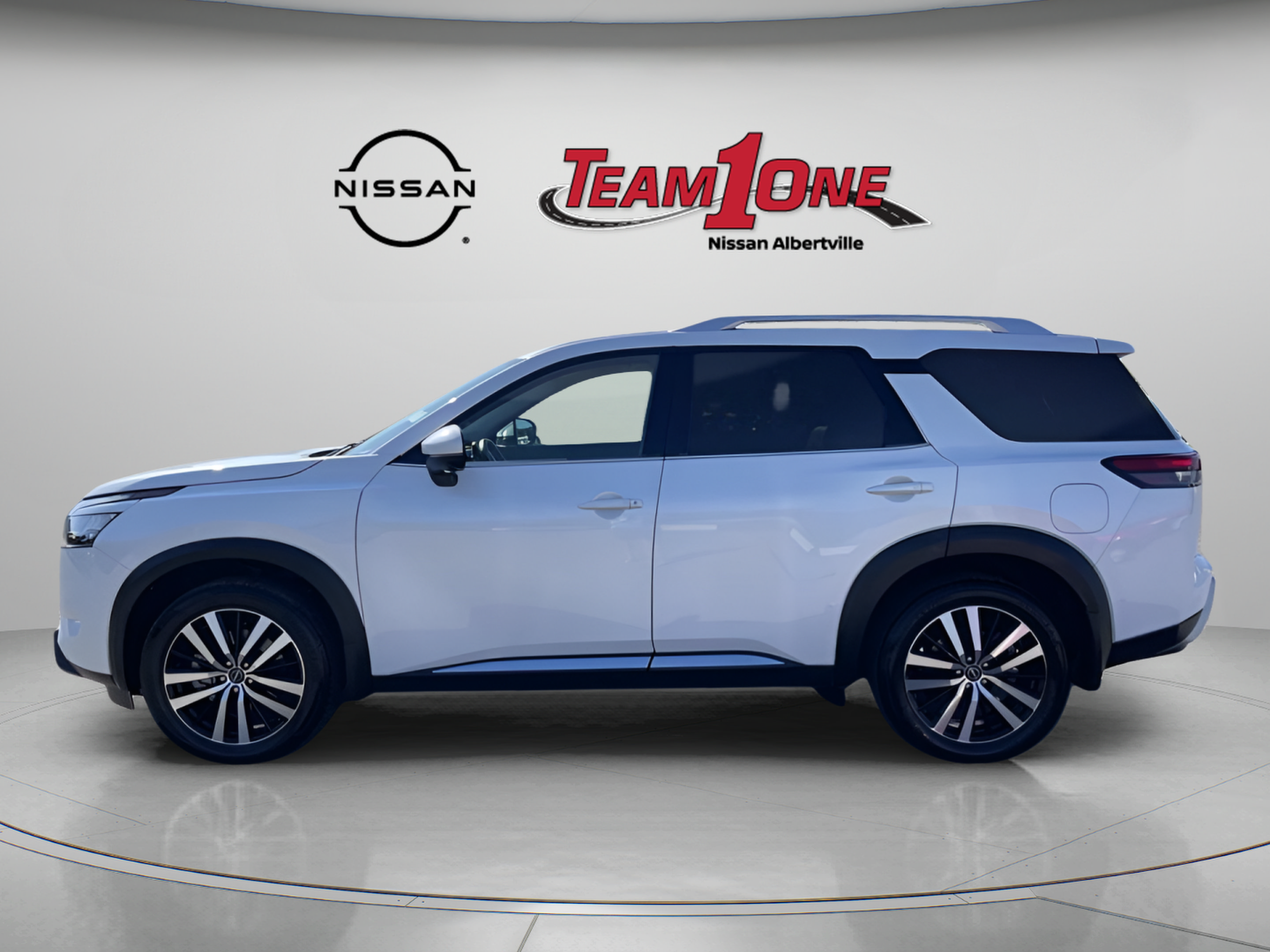 Used 2025 Nissan Pathfinder Platinum AWD/4WD image 5