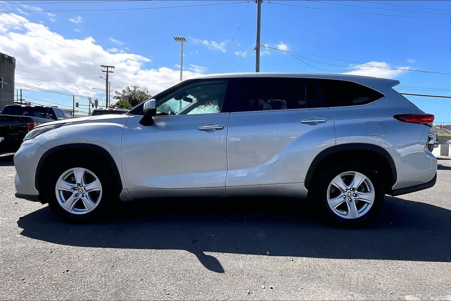 Used 2023 Toyota Highlander LE FWD image 3