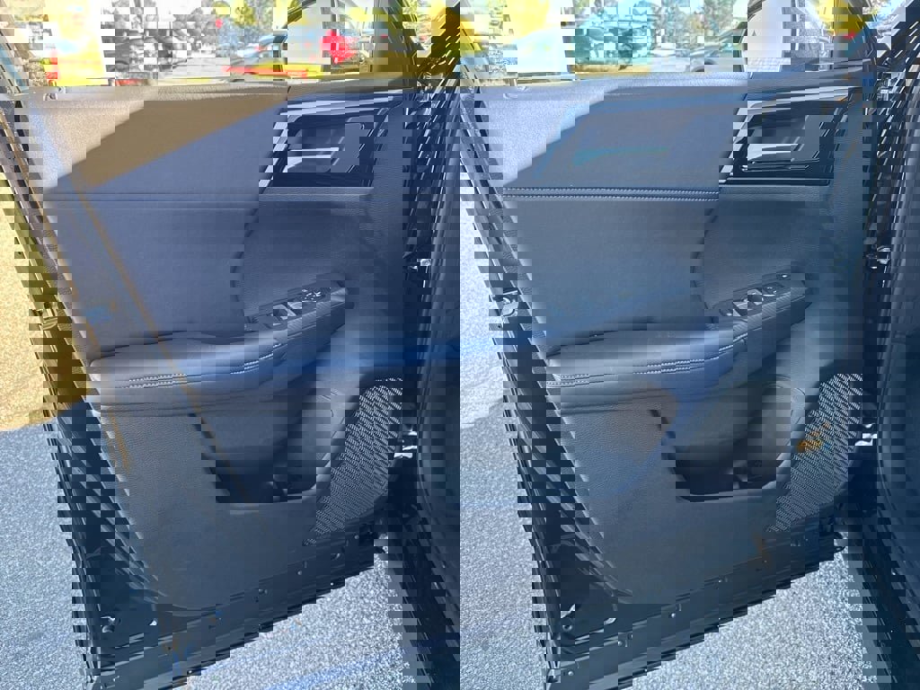 New 2025 Mitsubishi Outlander SE image 28