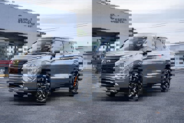 Used 2024 Mitsubishi Outlander SE Black Edition image 1