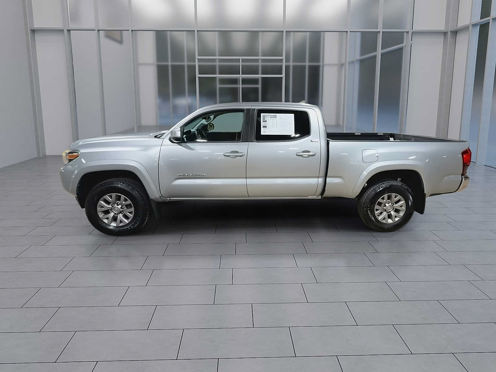 Used 2019 Toyota Tacoma SR5 AWD/4WD image 5
