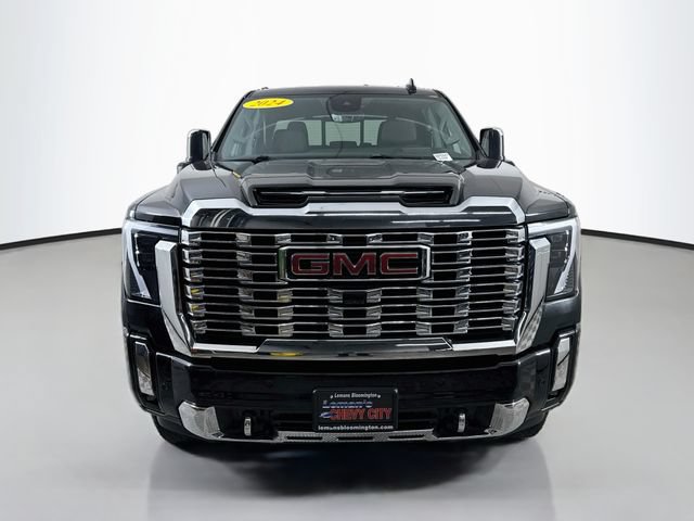 Used 2024 GMC Sierra 3500 Denali w/ Technology Package AWD/4WD image 2