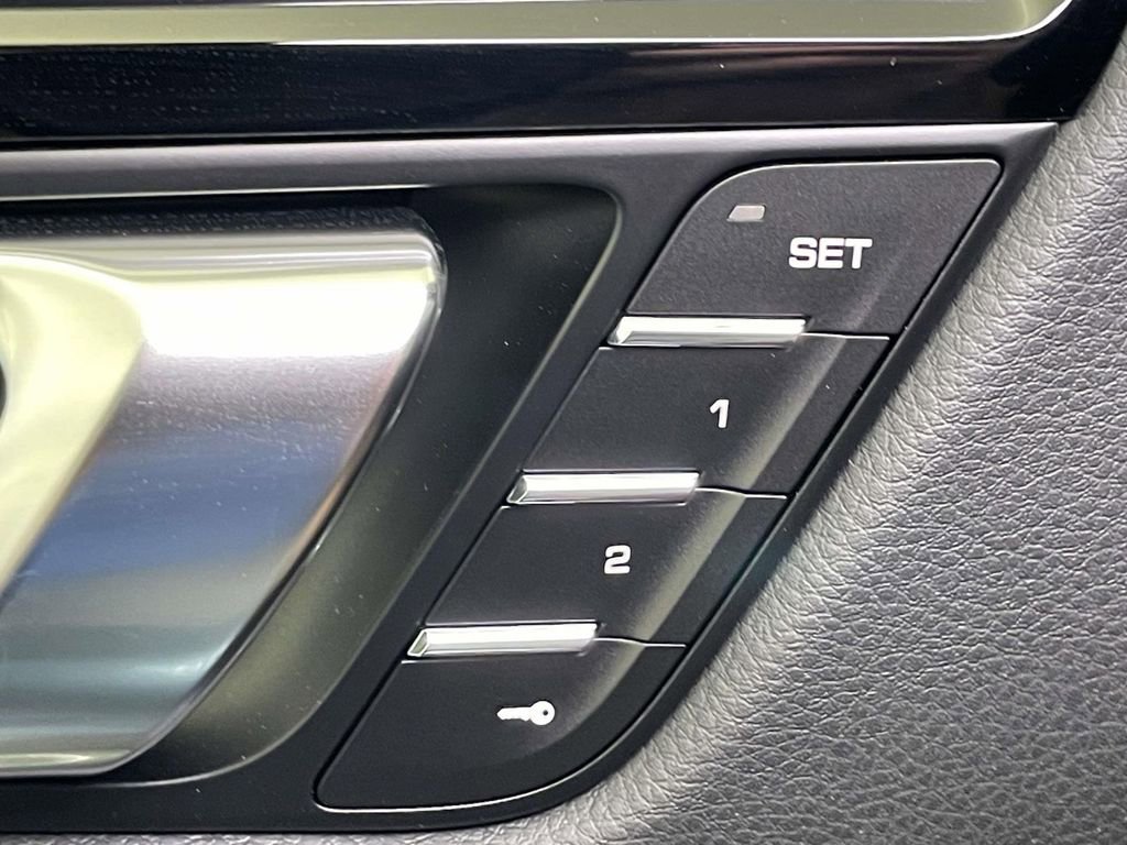 New 2025 Porsche Macan Base image 37