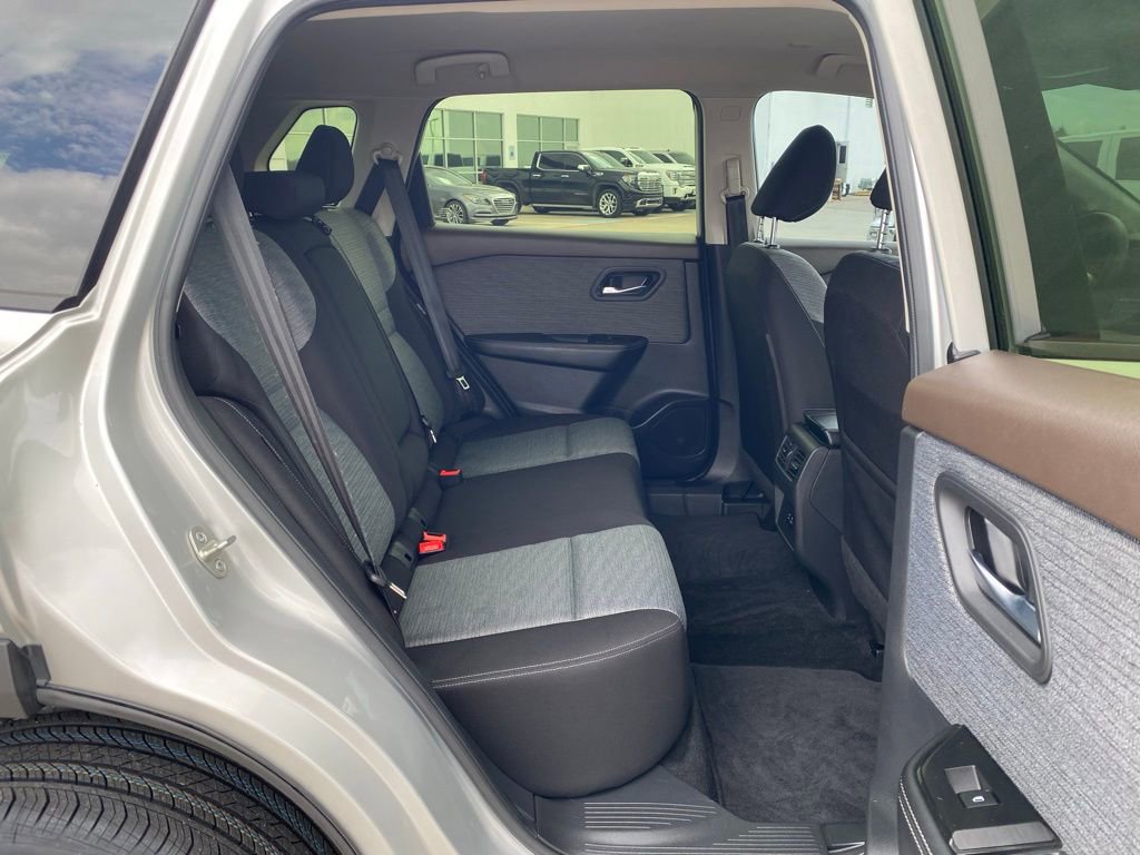 Used 2023 Nissan Rogue SV image 14
