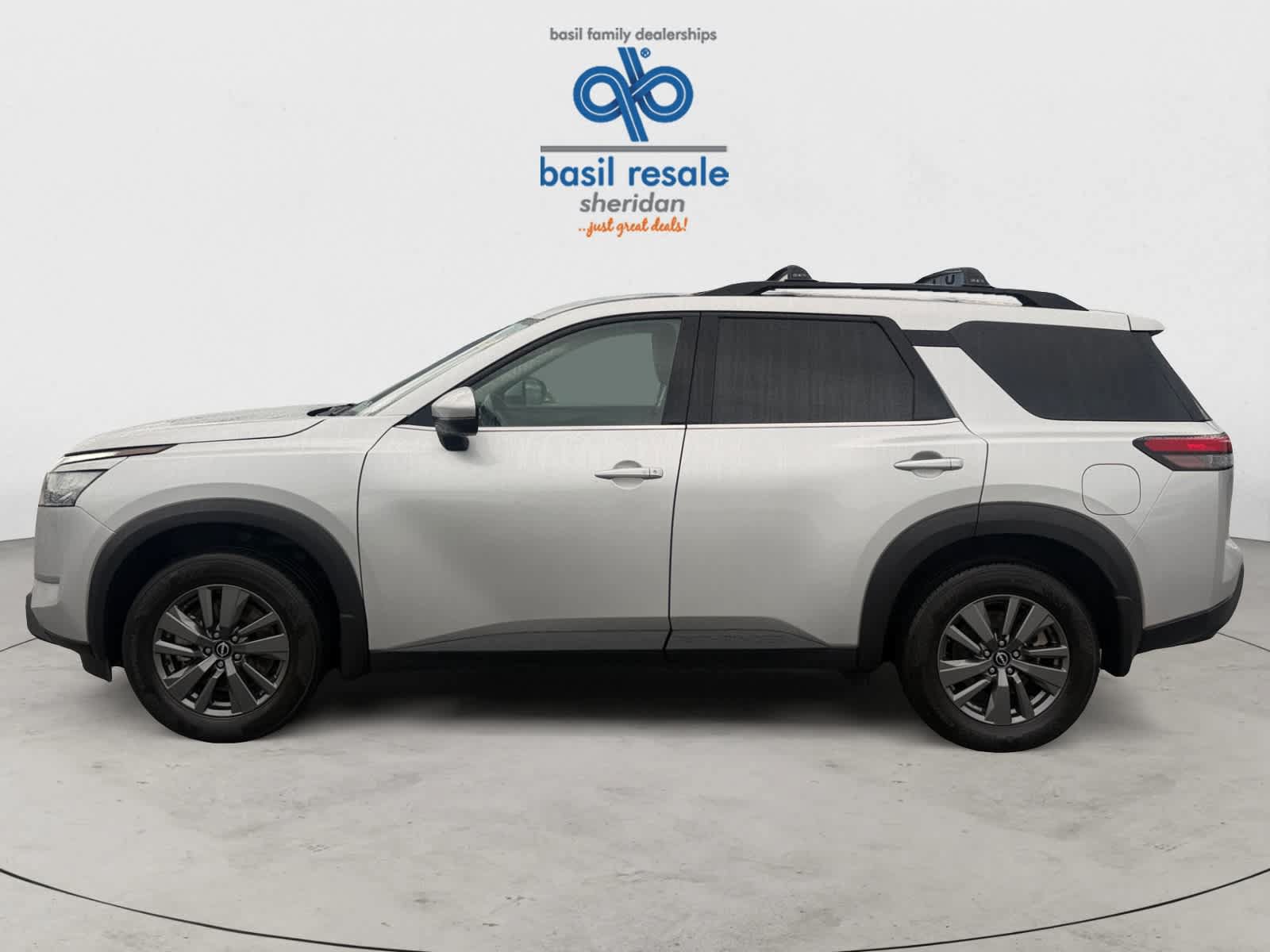 Used 2024 Nissan Pathfinder SV FWD image 3