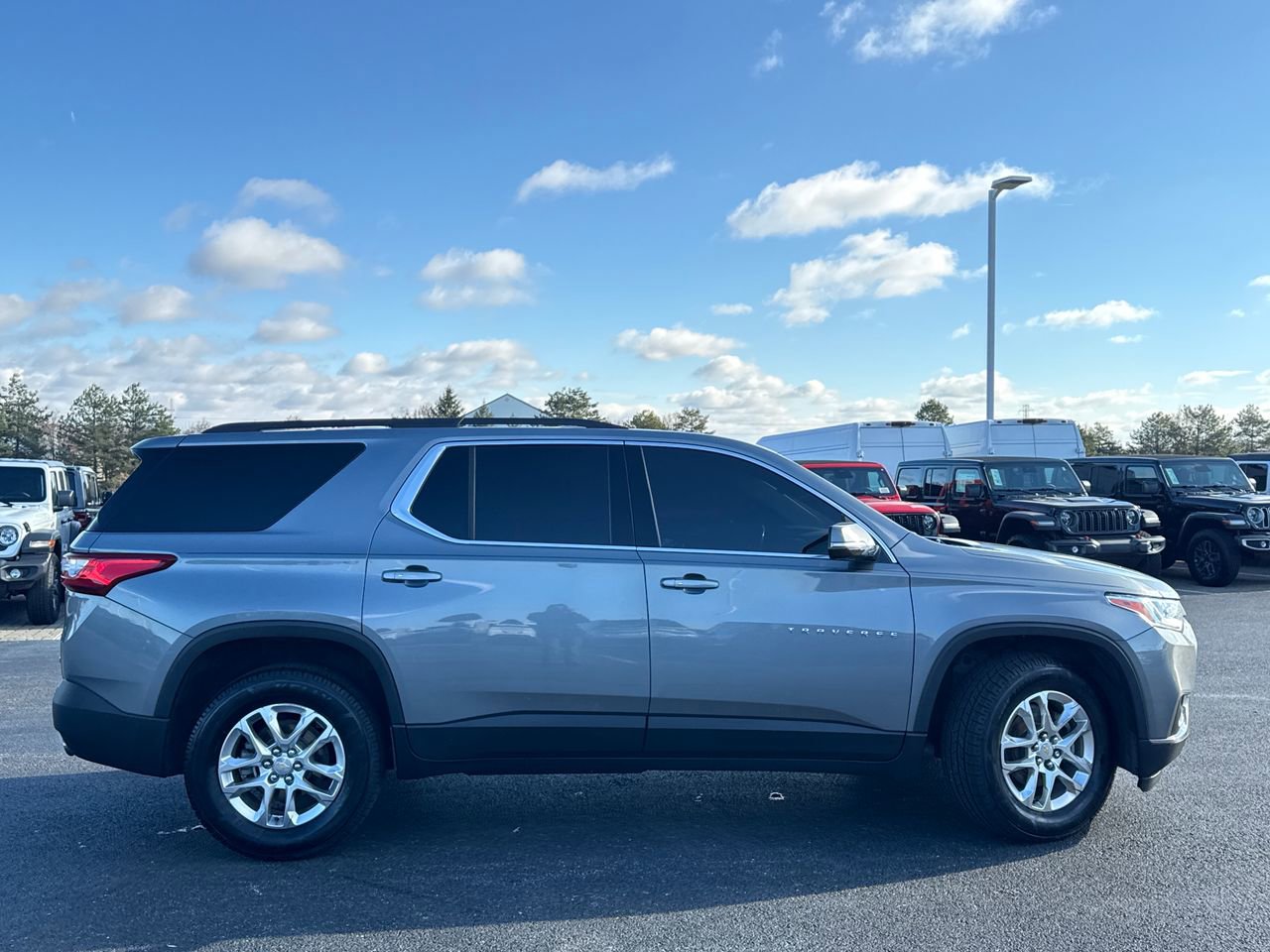 Used 2020 Chevrolet Traverse LT w/ LT Premium Package image 2