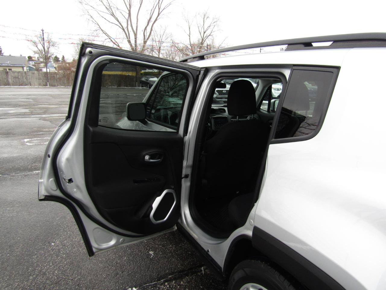 Used 2018 Jeep Renegade Latitude w/ Cold Weather Group FWD image 18