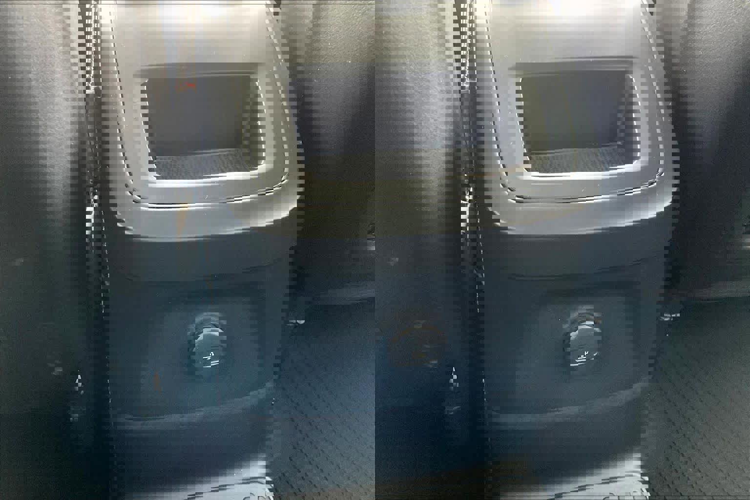 Used 2023 Volvo XC60 T8 Ultimate image 37