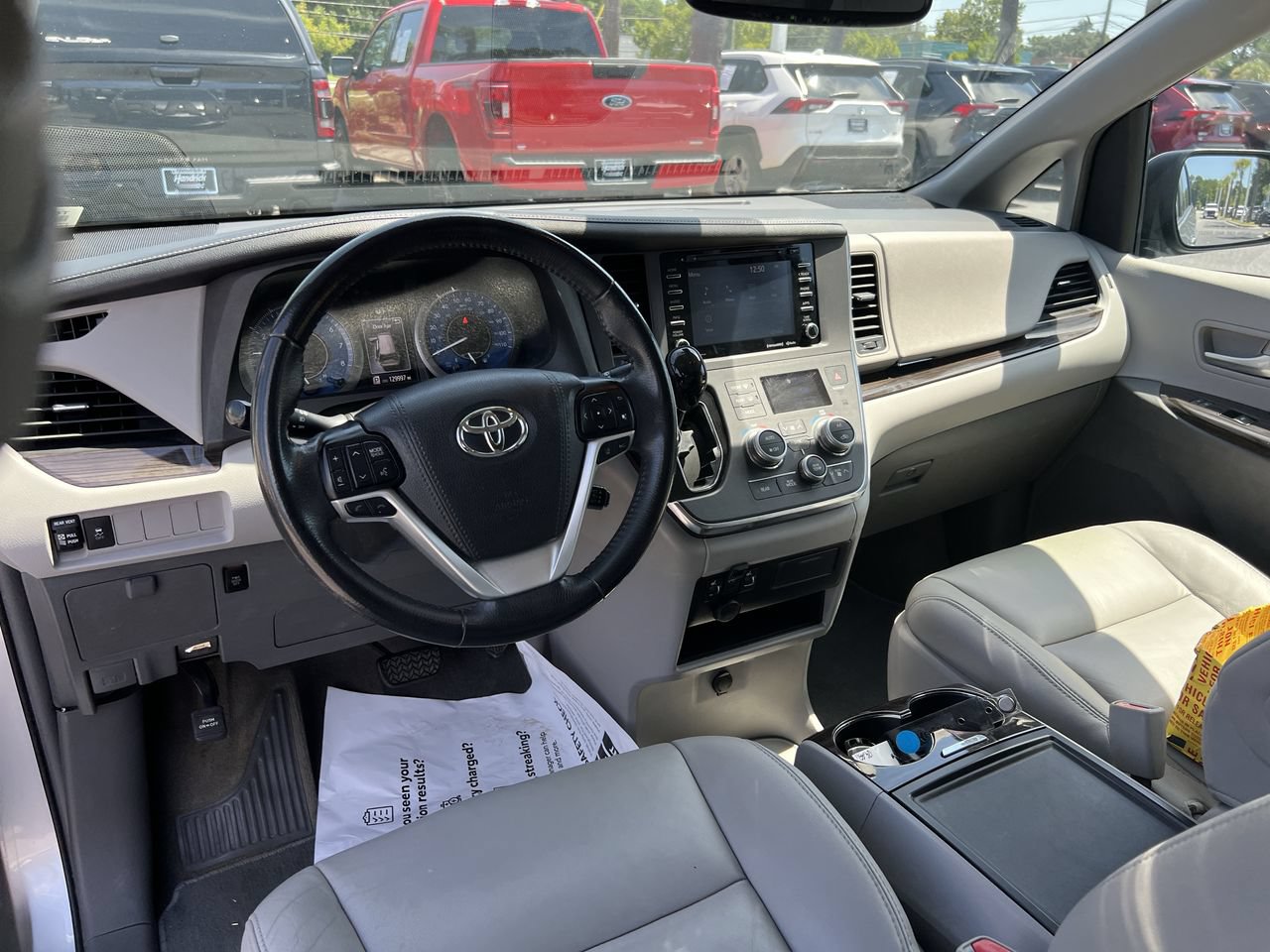 Used 2018 Toyota Sienna XLE FWD image 30