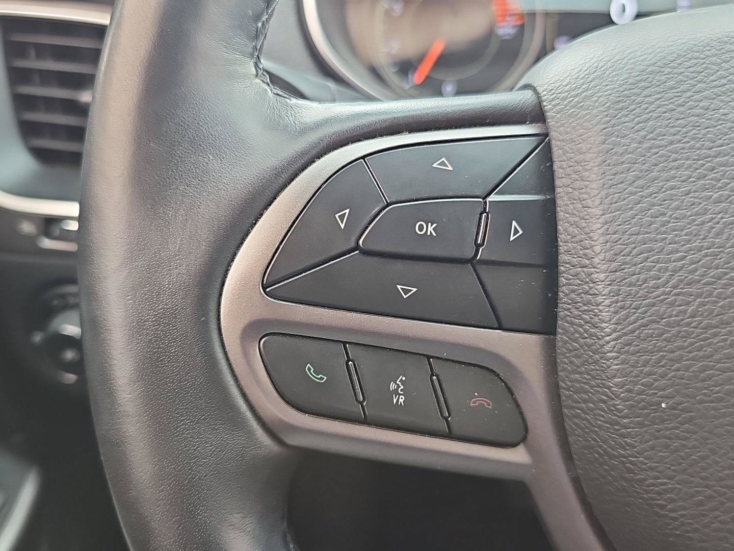 Used 2019 Jeep Cherokee Latitude Plus w/ Comfort/Convenience Group AWD/4WD image 12